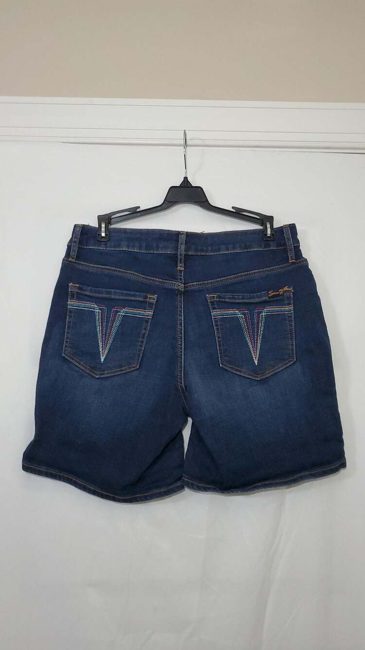 Seven7 Women's Dark Wash Denim Shorts with Embroidered Back Pockets Size 4 - Picture 2 of 5